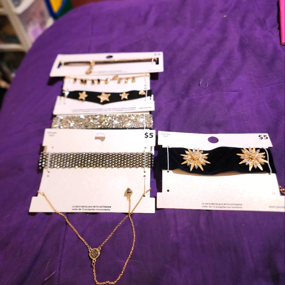 5+ NECKLACES AND CHOKERS